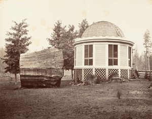 Huset over en stubbe av et stort tre, 1865-66, trykt ca. 1876. av Carleton Emmons Watkins
