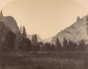 Up the Valley, North Dome i Center, Sentinel på venstre side, 1861. av Carleton Emmons Watkins