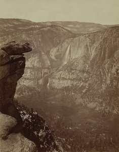 Yosemite Falls fra Glacier Point, 1865-66, trykt ca. 1875. av Carleton Emmons Watkins