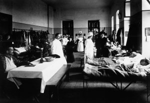 Innredet salong på sykehus med krigsskadde, leger, Røde Kors-sykepleiere og besøkende (s/hvitt-bilde)