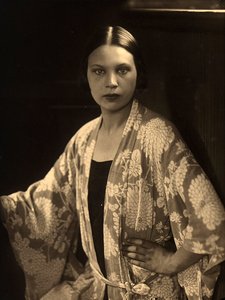 Halvlangt portrett av Wanda Wulz iført en kimono morgenkåpe
