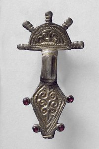 Strålende brosje, fra Marchelepot, Somme, sannsynligvis karolingisk, ca. 700-1000-tallet (forgylt kobberlegering)