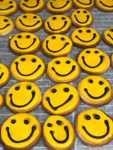 Komposisjon - Smiley, 2019 (foto) av Cécile Jamet