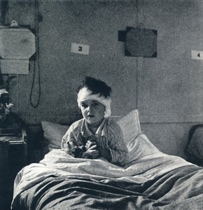 Et lite barn som lett trekker pusten, og kjenner sitt liv i hver lem, hva skal det vite av Cecil Beaton