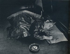 En liten jente etterlatt forestiller seg turen til landet, 1941 av Cecil Beaton