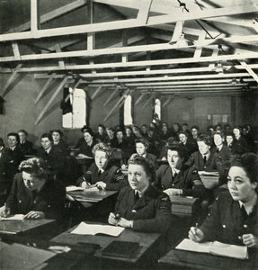 En eksamen vil følge, c1943. av Cecil Beaton