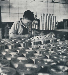 Lærling med mikroskop som tester hardheten til stempler, 1941 av Cecil Beaton