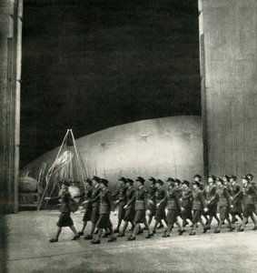 På et ballongsenter, c1943. av Cecil Beaton