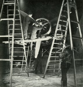Flight Mechanics, også en W.A.A.F. Handel, c1943. av Cecil Beaton
