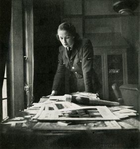 I lesesalen, c1943. av Cecil Beaton