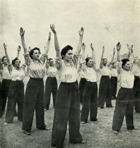 Fysisk trening ved et rekruttdepot, c1943. av Cecil Beaton
