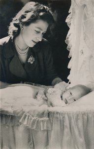 Prinsesse Elizabeth med sin spedbarnssønn prins Charles, 1948.