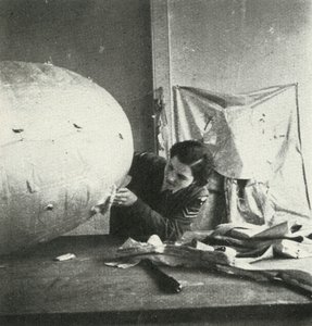 Reparasjon av sperreballonger, c1943. av Cecil Beaton