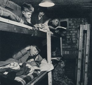 Skoleguttenes sovesal, 1941 av Cecil Beaton
