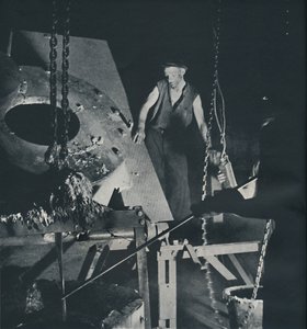 Arbeider i en flyfabrikk klargjøring av legering, 1941 av Cecil Beaton