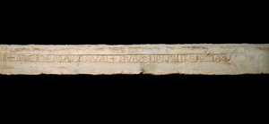 Celtic Art: "" hyllest til gudene""" Graveed-inskripsjon i keltisk alfabet (Ogham). fra regionen Come, Italia. Slutt 6. begynnelsen av 5. århundre f.Kr. Dim. 365x19x33 cm Como, Museo Civico Archeologico Paolo Giovio av Celtic