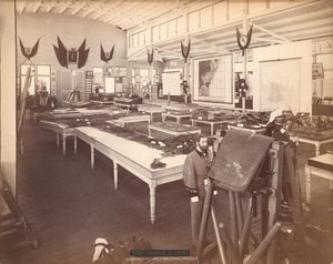 Interiør i den spanske regjeringsbygningen, i den spanske delen av Centennial Exposition av Centennial Photographic Co.