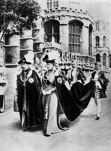 Kong George V og dronning Mary i kappene til Knights of the Garter, Windsor, 1937. av Central Press