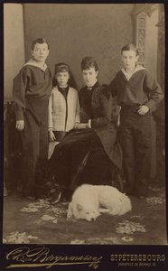 Keiserinne Maria Fyodorovna med barn, Nicholas Alexandrovich, George Alexandrovich og Xenia Alexandrovna, av Bergamasco, Charles (Karl) (1830-1896). Albumin Photo, ca. 1883. Russisk stats film- og fotoarkiv, Krasnogorsk av Charles Bergamasco