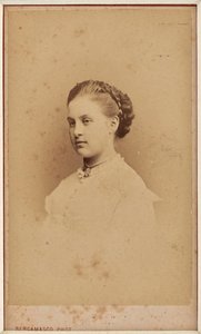 Olga Constantinovna de Russie - Portrait of Grand Duchess Olga Constantinovna of Russia (1851-1926) par Bergamasco, Charles (Karl) (1830-1896). Photograph   1401364   no       norwegian Successfully Translated  Original: Romersk tyr med klokke om halsen, s av Charles Bergamasco