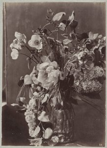 Blomsterstudie med ornamentert vase