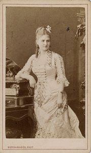 Portrett av operasangerinnen Caroline Salla Caroline Louise de Septavaux , ca. 1880. av Charles Bergamasco