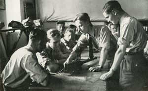 RAF-personell lærer om våpen, 1941.