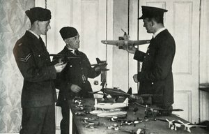 RAF-personell som lærte å identifisere fly under andre verdenskrig, 1941. av Charles Brown