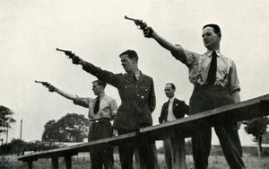 Revolverøvelse ved Elementary Flying Training School, 1941.