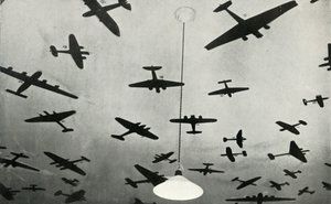 Silhuetter av militærfly ... på en RAF-treningsskole under andre verdenskrig, 1941.