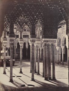 [Løvedomstolen ved Alhambra, sett fra under portikotempelet], 1862.