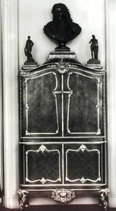 Skap med en byste av Louis av Orleans (1703-52) (tre)
