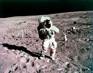Astronaut John Young på månens overflate, Apollo 16-oppdrag, 21. april 1972. av Charles Duke
