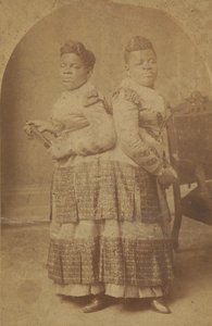 Albumtrykk av Millie og Christine McCoy, 1880-1890-tallet.