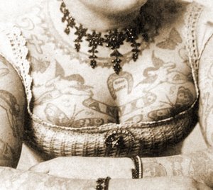 Nærbilde av Annie Howards bryst, ca. 1898 (kabinettfoto)