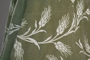 Bertha Palmers aftenfrakk, ca. 1902 (detaljvisning av stoff). Silkesateng med skåret fløyel i hvetemønster, metallisk trådblonde, silkemetallic dusker. Verdt, Paris. av Charles Frederick Worth