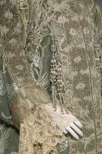Bertha Palmers aftenfrakk, ca. 1902 (detaljvisning av ermet). Silkesateng med skåret fløyel i hvetemønster, metallisk trådblonde, silkemetallic dusker. Verdt, Paris. av Charles Frederick Worth