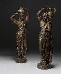 To bronsefakler i form av indiske kvinner som bærer vaser, 1862 -1865