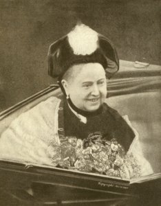 Dronning Victoria smiler, etter å ha tatt i mot en bukett blomster, Isle of Wight, ca. 1887 (s/hvitt-bilde)