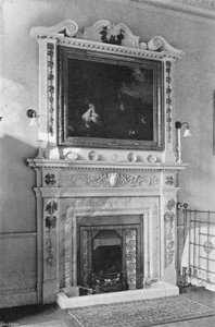 Et marmorskorsteinsstykke (s/hvitt-bilde) av Charles Latham