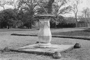 Et solur i marmor (s/hvitt bilde) av Charles Latham