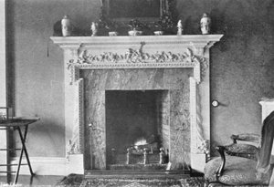 En skulpturert mantel av Charles Latham