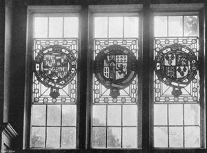 Eldgammelt glass over South Hall-døren av Charles Latham
