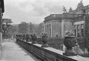 Utskårne steinvaser, East Terrace (s/hv-bilde) av Charles Latham