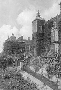 Hage-Hus: Sørfront av Charles Latham