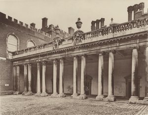 Hampton Court Palace, Colonnade til Kings Entrance av Charles Latham