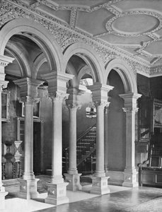 Steinarbeid i hallen av Charles Latham