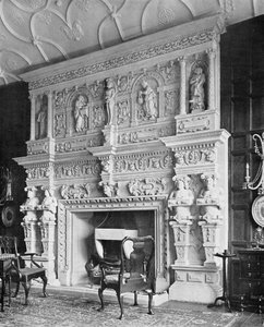 The Chimney-Piece in the Drawing Room, South Wraxall Manor, fra 'In English Homes Vol. 1, 1904