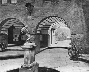 The Fountain Court (s/hv-bilde) av Charles Latham