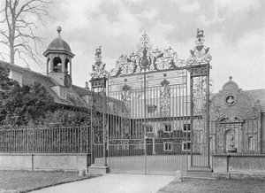 The West Forecourt av Charles Latham